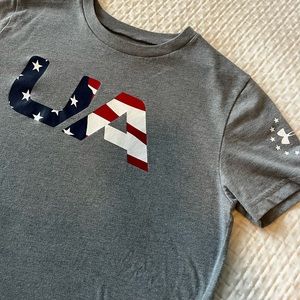 Under armour youth heatgear large tshirt.